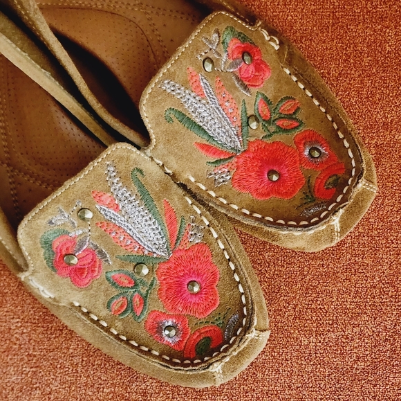 BareTraps Otella  Chestnut Floral Embroidered Suede Moccasin Size 9W - Picture 2 of 8